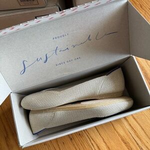 BNIB Rothy's Platinum Metallic flats